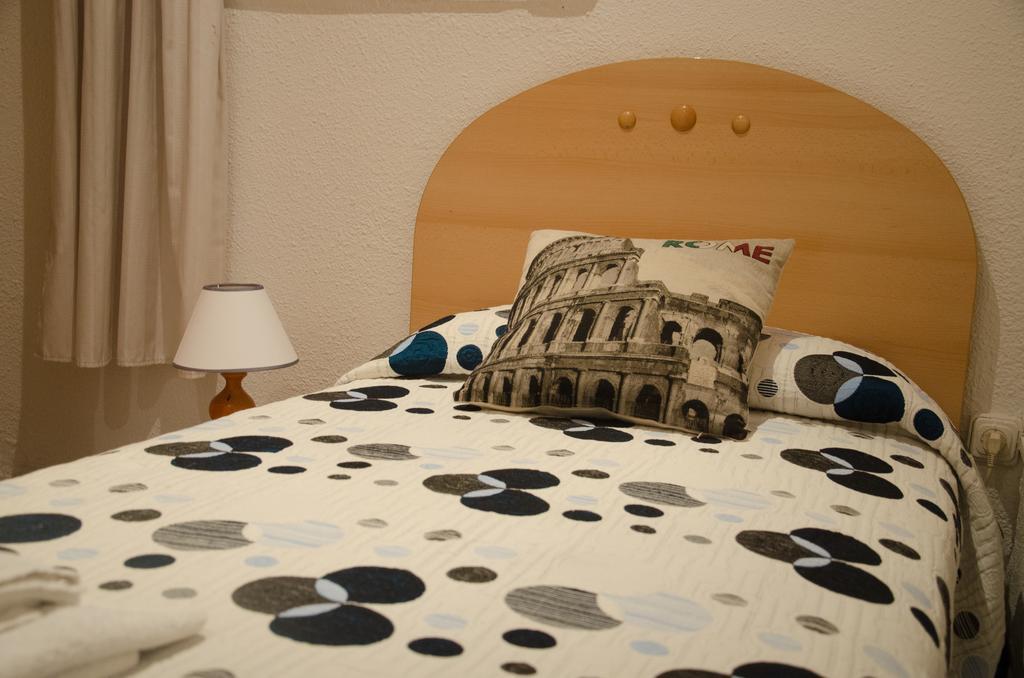 Hostal Aribau Barcelona Room photo