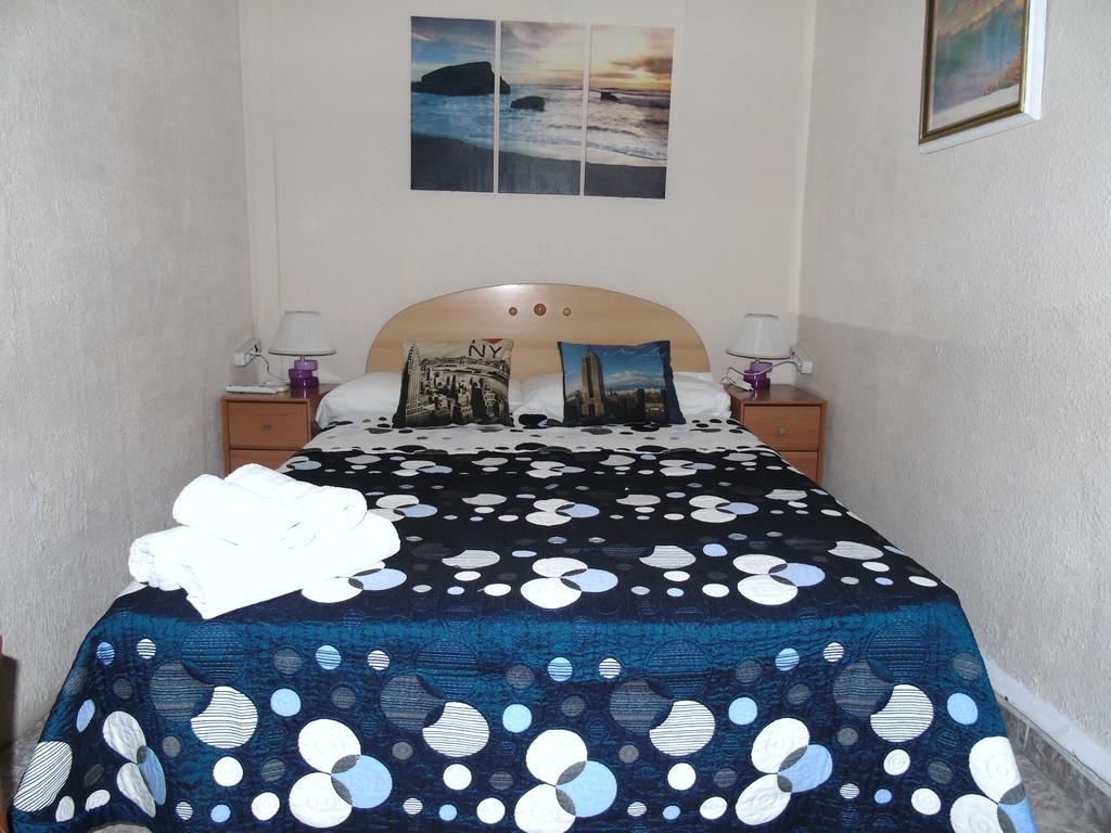 Hostal Aribau Barcelona Room photo