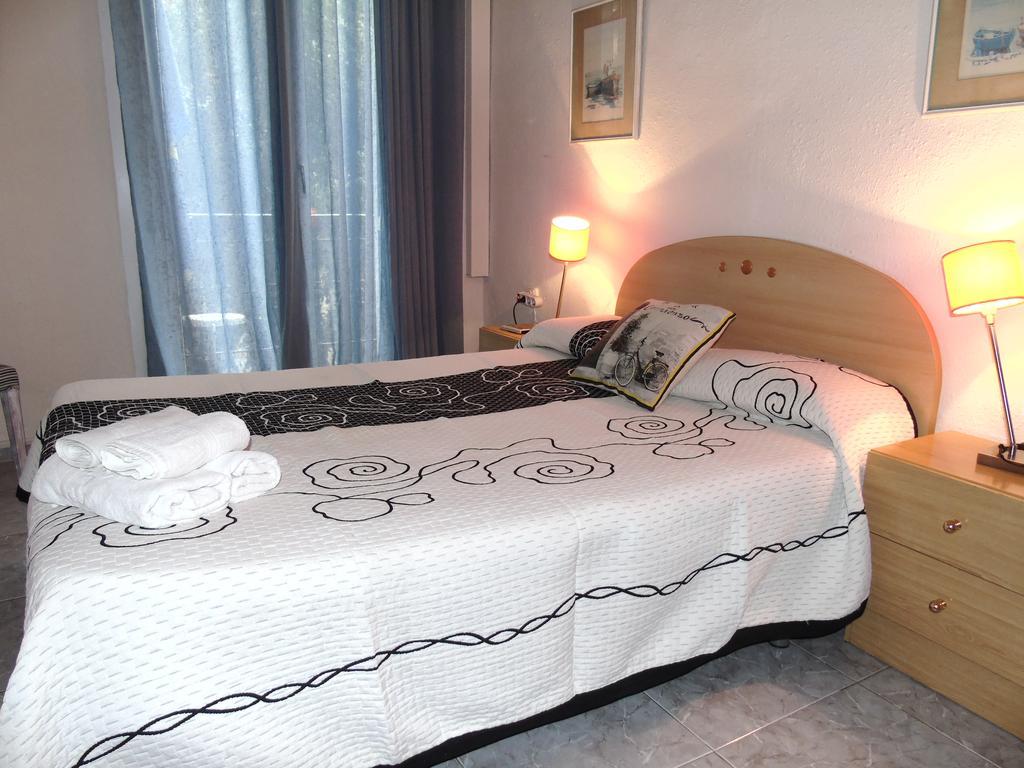 Hostal Aribau Barcelona Room photo