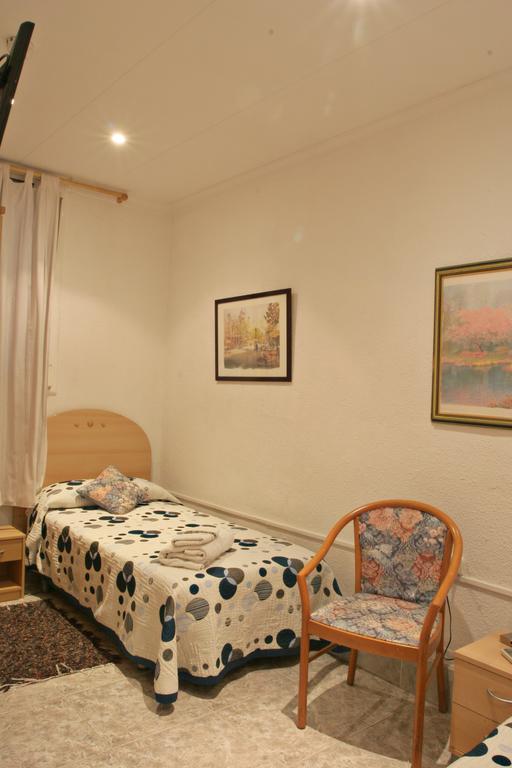 Hostal Aribau Barcelona Exterior photo