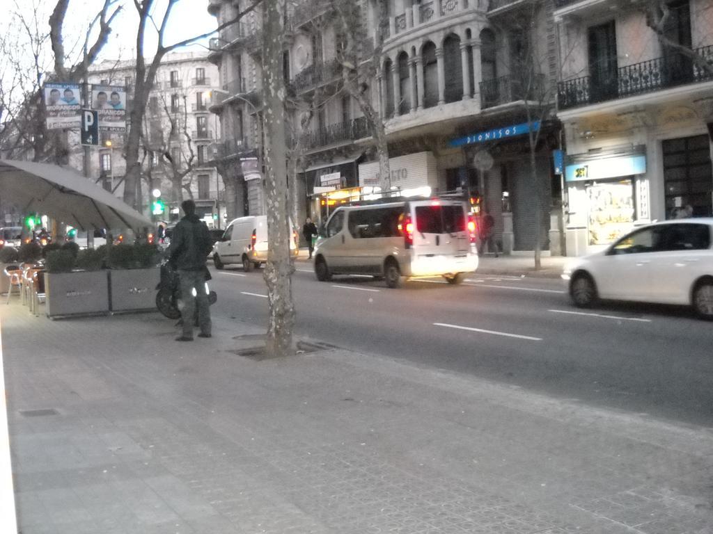 Hostal Aribau Barcelona Exterior photo