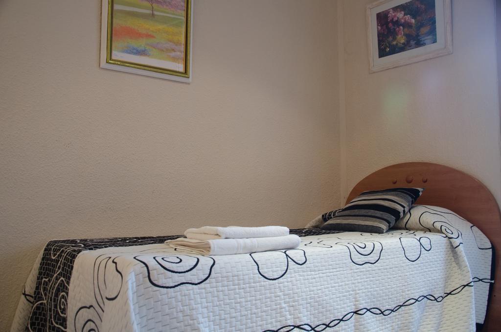 Hostal Aribau Barcelona Room photo