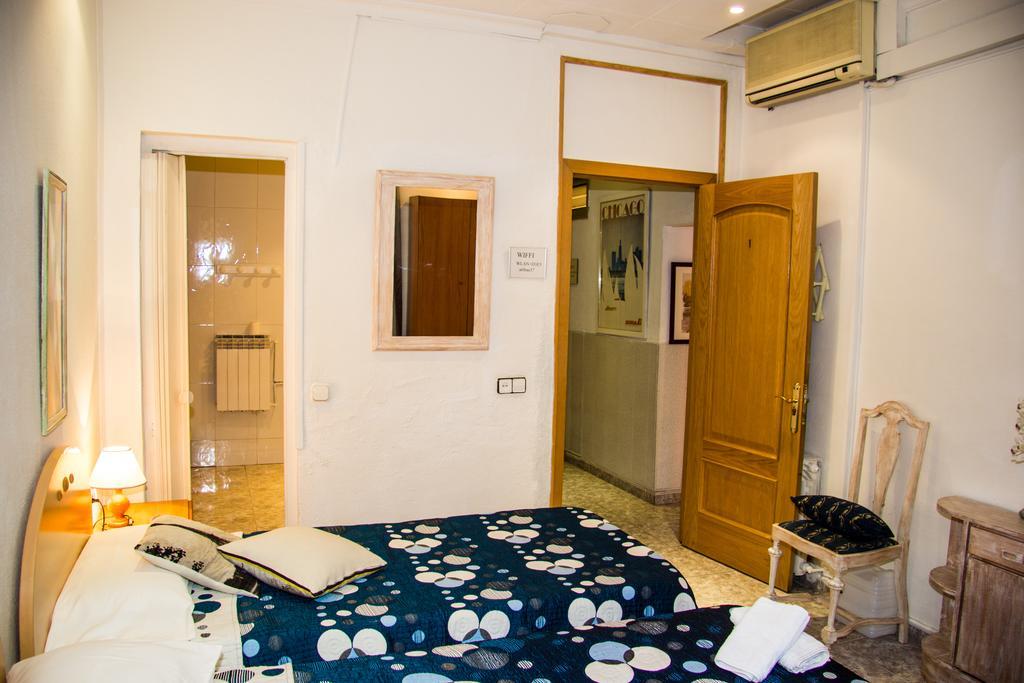 Hostal Aribau Barcelona Exterior photo