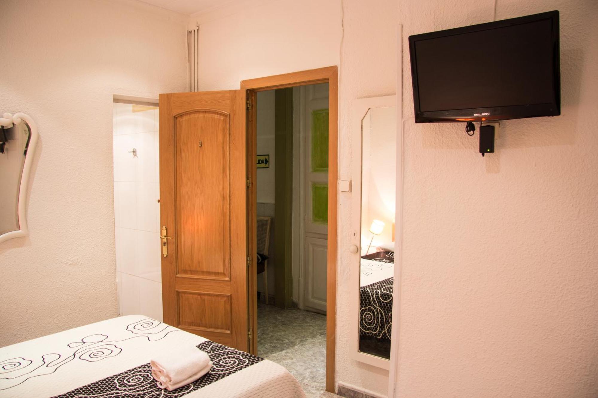 Hostal Aribau Barcelona Exterior photo