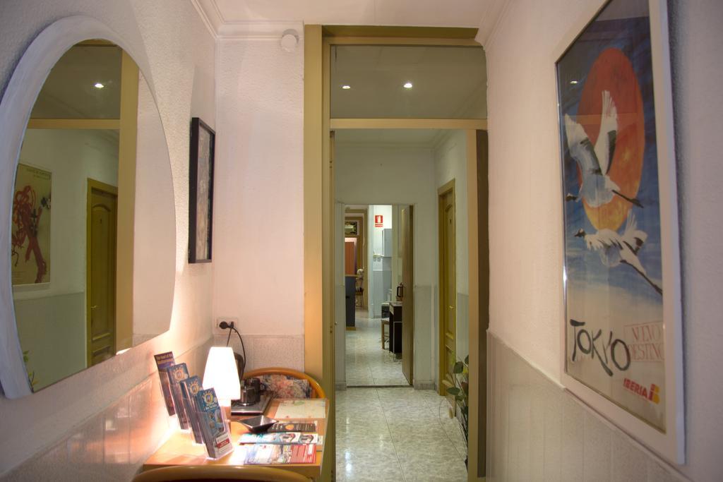 Hostal Aribau Barcelona Exterior photo