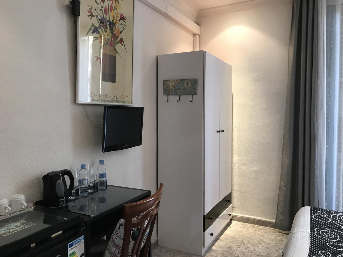 Hostal Aribau Barcelona Exterior photo